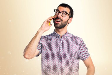 Koyu sarı zemin üzerine konuşmak için mobil gözlüklü adam