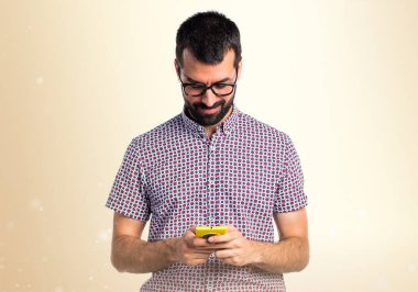 Koyu sarı zemin üzerine konuşmak için mobil gözlüklü adam