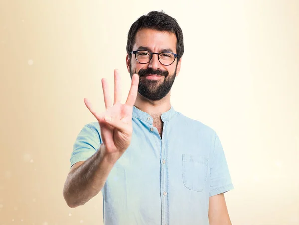 Schöner Mann mit ockerfarbenem Hintergrund — Stockfoto