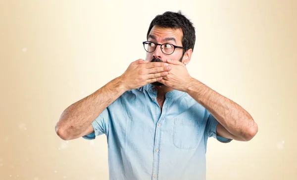 Hombre guapo haciendo gesto sorpresa sobre fondo ocre — Foto de Stock