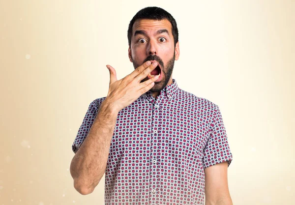 Bonito homem fazendo gesto surpresa em outro fundo — Fotografia de Stock