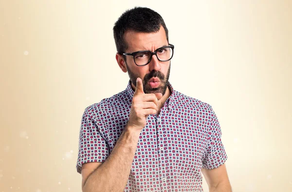 Homem com óculos pensando em outro fundo — Fotografia de Stock