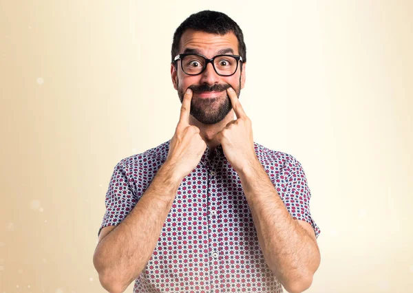 Glücklicher Mann mit Brille auf ockerfarbenem Hintergrund — Stockfoto