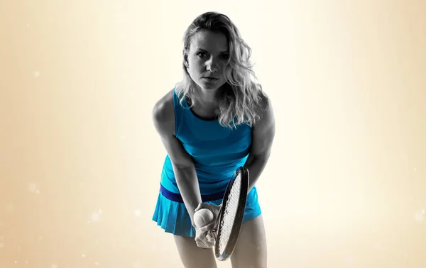 Sarışın kadın tenis koyu sarı arka plan üzerinde oynamak — Stok fotoğraf