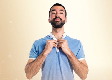 Adam koyu sarı zemin üzerine mavi gömlek ile