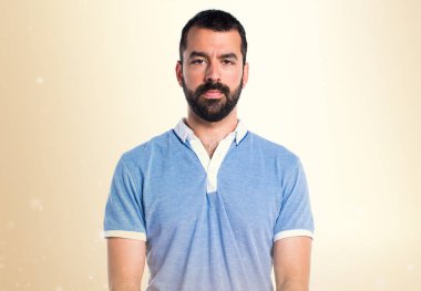 Adam koyu sarı zemin üzerine mavi gömlek ile