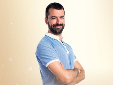 Adam mavi gömlek kolları ile koyu sarı arka plan üzerinde çarpı işareti