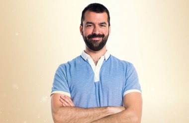 Adam mavi gömlek kolları ile koyu sarı arka plan üzerinde çarpı işareti