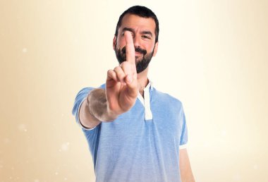 Adam mavi gömlek bir koyu sarı arka plan üzerinde sayma ile