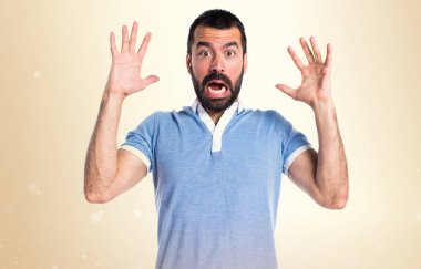 Koyu sarı zemin üzerine mavi gömlek ile sinirli adam