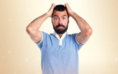 Koyu sarı zemin üzerine mavi gömlek ile sinirli adam