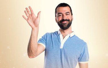 Koyu sarı zemin üzerine mavi gömlek selamlayan ile adam