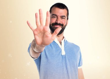 Adam mavi gömlek beş koyu sarı zemin üzerine sayma ile