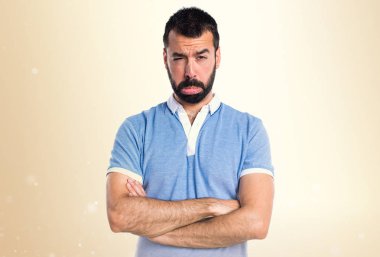 Koyu sarı zemin üzerine mavi gömlek ile üzgün adam