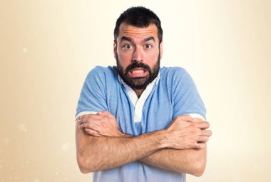 Adam mavi gömlek koyu sarı zemin üzerine dondurma ile