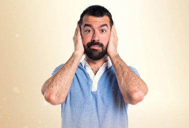 Adam mavi gömlek kulakları koyu sarı zemin üzerine kaplama ile