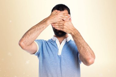 Adam mavi gömlek koyu sarı arka yüzünde kaplama ile