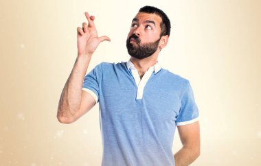 Adam koyu sarı adam geçiş parmaklarıyla mavi gömlek ile