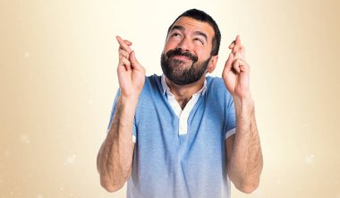 Adam koyu sarı adam geçiş parmaklarıyla mavi gömlek ile