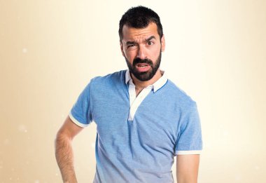 Koyu sarı zemin üzerine mavi gömlek ile yorgun adam