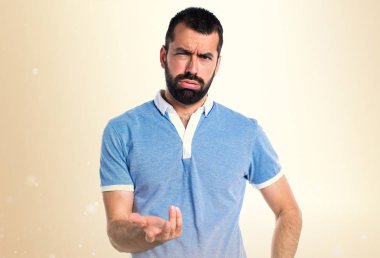 Koyu sarı zemin üzerine mavi gömlek ile yorgun adam