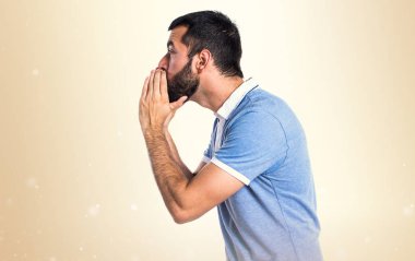 Mavi gömlek koyu sarı zemin üzerine bağırarak adamla