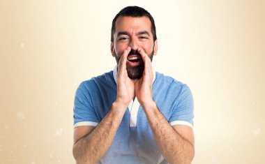 Mavi gömlek koyu sarı zemin üzerine bağırarak adamla