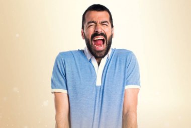 Mavi gömlek koyu sarı zemin üzerine bağırarak adamla