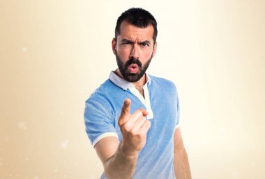 Mavi gömlek koyu sarı zemin üzerine bağırarak adamla