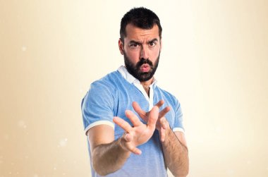 Koyu sarı zemin üzerine mavi gömlek ile korkmuş bir adamım