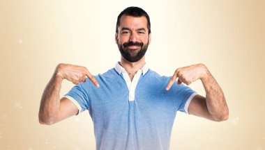 Koyu sarı zemin üzerine mavi gömlek aşağıyı ile adam