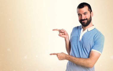 Mavi gömlek lateral koyu sarı zemin üzerine işaret eden adamla