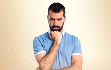 Adam koyu sarı arka plan mavi gömlek düşünce ile