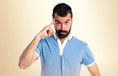 Adam koyu sarı arka plan mavi gömlek düşünce ile