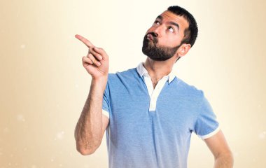 Adam koyu sarı arka plan mavi gömlek düşünce ile