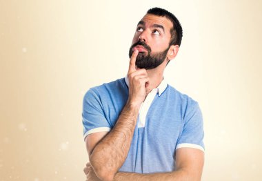 Adam koyu sarı arka plan mavi gömlek düşünce ile