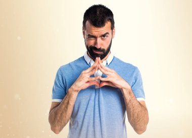 Adam koyu sarı arka plan mavi gömlek düşünce ile