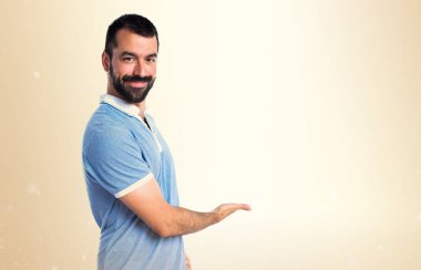 Adam mavi gömlek bir şey Koyu sarı arka plan üzerinde sunulması ile