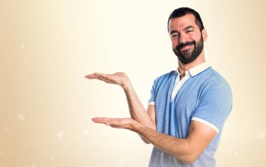 Adam mavi gömlek bir şey Koyu sarı arka plan üzerinde sunulması ile