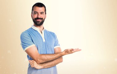 Adam mavi gömlek bir şey Koyu sarı arka plan üzerinde sunulması ile