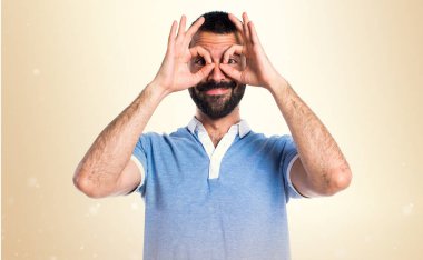 Bir şey Koyu sarı arka plan üzerinde gösterilen mavi gömlekli adam