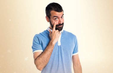 Bir şey Koyu sarı arka plan üzerinde gösterilen mavi gömlekli adam