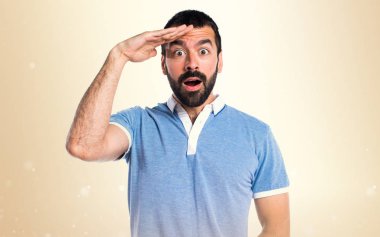 Bir şey Koyu sarı arka plan üzerinde gösterilen mavi gömlekli adam