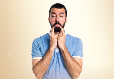 Koyu sarı zemin üzerine mavi gömlek ile üzgün adam