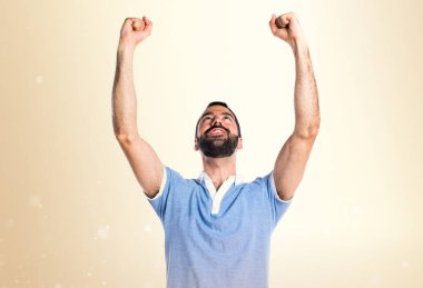 Koyu sarı zemin üzerine mavi gömlek ile şanslı adam