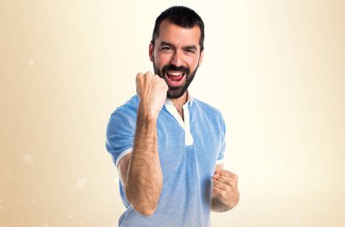 Koyu sarı zemin üzerine mavi gömlek ile şanslı adam