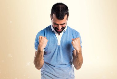 Koyu sarı zemin üzerine mavi gömlek ile şanslı adam