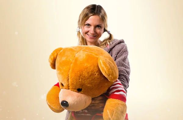 Bella ragazza bionda in pigiama carino con grande peluche su oc — Foto Stock