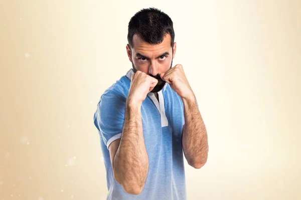 Homem com camisa azul dando um soco em outro fundo — Fotografia de Stock