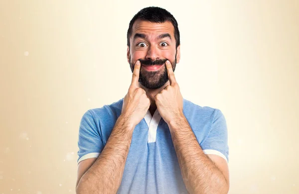 Homem feliz com camisa azul no fundo ocre — Fotografia de Stock